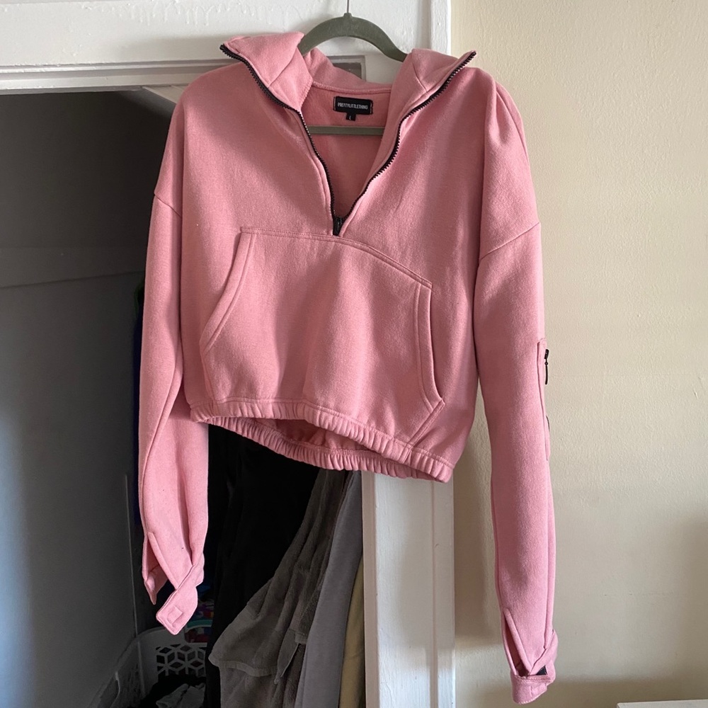 Cropped pink sweatshirt